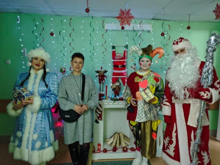 Сердца_-открытые-для-добра-как-профсоюз-учащихся-колледжа-искусств-дарит-праздник-больным-детя