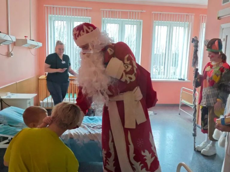 Сердца_-открытые-для-добра-как-профсоюз-учащихся-колледжа-искусств-дарит-праздник-больным-детя-_1_