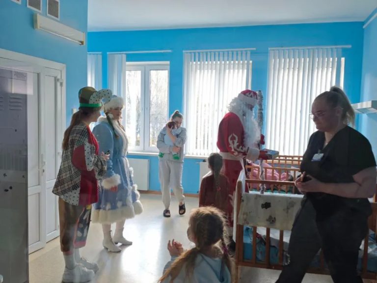 Сердца_-открытые-для-добра-как-профсоюз-учащихся-колледжа-искусств-дарит-праздник-больным-детя-_2_