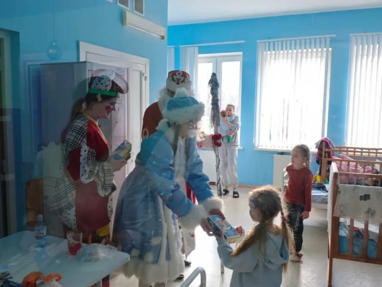 Сердца_-открытые-для-добра-как-профсоюз-учащихся-колледжа-искусств-дарит-праздник-больным-детя-_3_