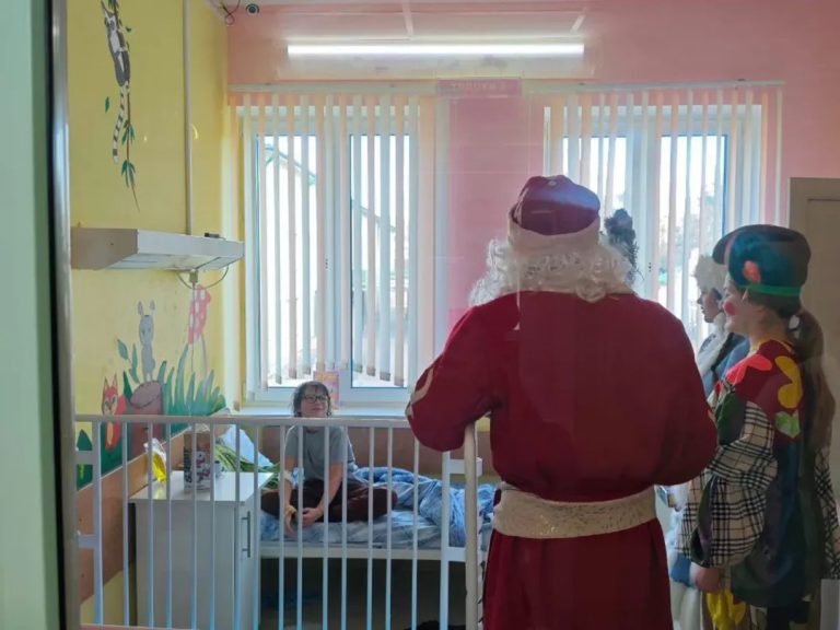 Сердца_-открытые-для-добра-как-профсоюз-учащихся-колледжа-искусств-дарит-праздник-больным-детя-_4_