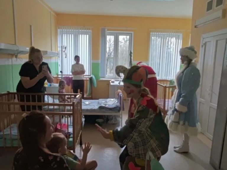 Сердца_-открытые-для-добра-как-профсоюз-учащихся-колледжа-искусств-дарит-праздник-больным-детя-_5_