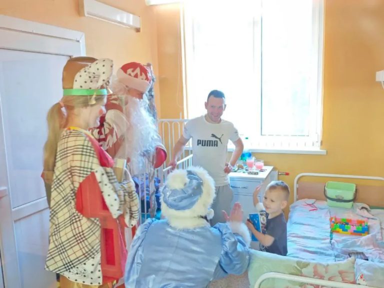 Сердца_-открытые-для-добра-как-профсоюз-учащихся-колледжа-искусств-дарит-праздник-больным-детя-_6_